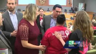 Woman punches officer during Sacramento City Council meeting