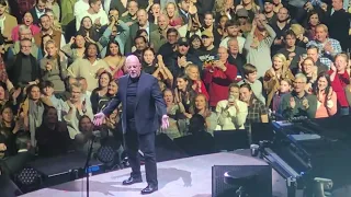 Billy Joel Live, Wishing everyone a Merry Christmas 🎄 & Happy New Year as he exits the stage @MSG/NY