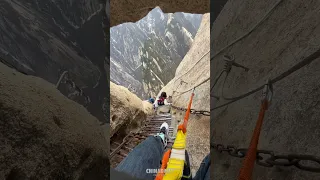 Check out the most dangerous cliff passage built on Huashan Mountain