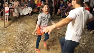 Маленькая девочка танцует лезгинку от души!
