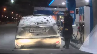 Женщина подожгла на заправке свой автомобиль