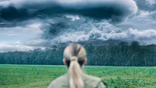 Pessoas FOGEM enquanto Nuvens Estranhas começam a DERRAMAR ácido que Derrete tudo que toca