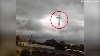 DEUS APARECE NO CÉU PASSANDO ENTRE AS NUVENS Seria o fim dos tempos?