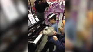 Niño sorprende tocando el piano en tienda  Un genio de la música.