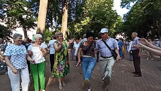 Танцы 💃🕺для пенсионеров 😂 Танцуют в парке городском 03.07.23 г. Калуга #танцы