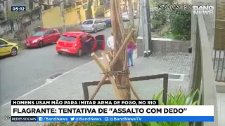 Homens usam mão para imitar arma de fogo, no Rio