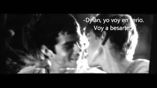 Dylan O'Brien y Thomas Sangster (escena del beso)