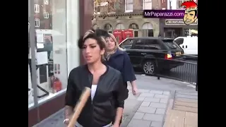 Amy Winehouse talking with paparazzi 2009