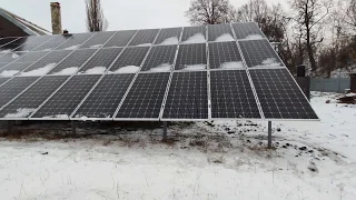 солнечная электростанция  зимой в пасмурную погоду