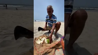 Освежающая кокосовая водичка на пляже Мандрем в Гоа