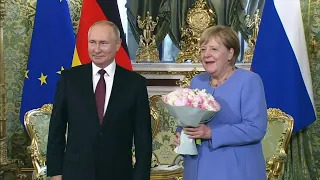 Russian President Vladimir Putin meets German Chancellor Merkel | AFP