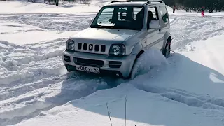 Suzuki Jimny резвится по снегу под присмотром УАЗика Патриота 😄