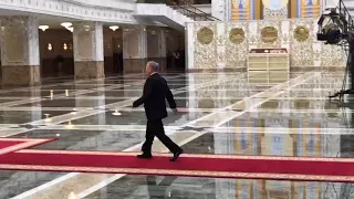 Назарбаев на ходу скинул пальто в дверях резиденции Лукашенко