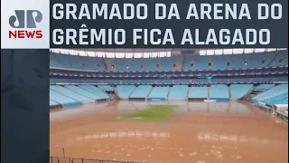 Vítimas de enchentes recorrem a abrigos no Rio Grande do Sul