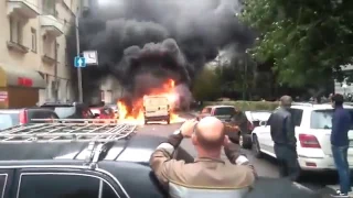 Появилось видео начала нападения грабителей на машину инкассаторов в Москве