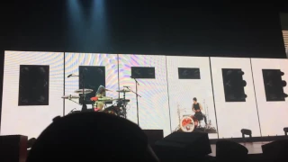 twenty one pilots - Josh Dun has a drum battle versus himself LIVE