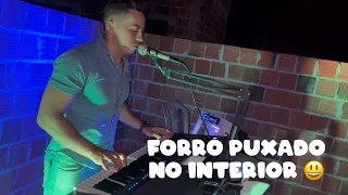 Gildenes Araújo tocando uma sequência de xote ao vivo fazendo a galera dançar no interior