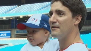 Justin Trudeau visits Blue Jays batting practice