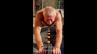 💪🏻🎸трюки с колесом для пресса! ab-roller jump over eggs challenge.