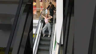 Танцы на эскалаторе 💃 / Dancing on the escalator