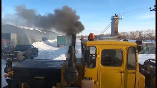 Трактор Кировец. Чистим снег. Вытаскиваем машины с кювета.