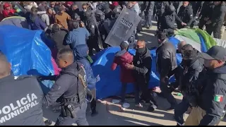 Мексика полициясы АҚШ-пен шекарада тігілген мигранттардың шатырларын бұзды