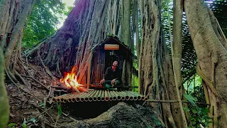 How to build a bamboo shelter in a big tree, Bushcraft Building Life / Bushcraft Alone #20