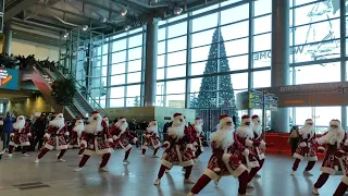 Танцы Дедов Морозов в аэропорту Домодедово