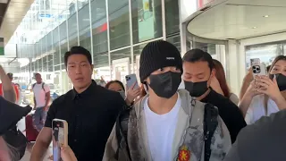 Jung Kook mobbed by fans arriving in NYC for Global Citizen Festival performance! #jungkook #jk