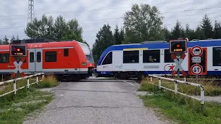 2 Züge Bahnübergang in Deisenhofen