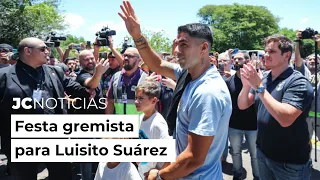 Gremistas fazem festa na chegada de Luisito Suárez a Porto Alegre