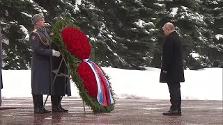 Putin Commemorates Russia's Defender of the Fatherland Day with Wreath-Laying Ceremony | News9