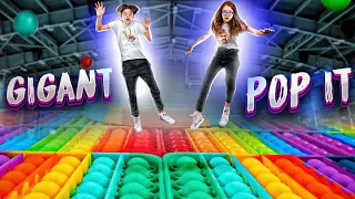 УСТЕЛИЛИ весь ПОЛ в ШКОЛЕ попЫтами! ГИГАНТСКИЙ POP IT!