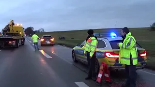 30 01 2023 Porsche knallt auf der A5 bei Obermörlen auf ein Streufahrzeug