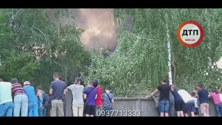 Видео нашего читателя с пожара складов в Киеве на Борщаговке