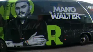 Mano Walter e seu ônibus.