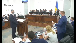 7 адвокатів, провокаційні запитання: Петро Порошенко дав свідчення у справі держзради Януковича