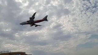 Самолёт пролетает над пляжем в Сочи