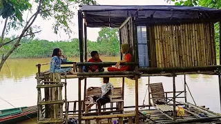 Camping hujan deras - Di guyur hujan saat Berbuka puasa bersama keluarga di rumah terapung