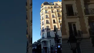 ПАРИЖ. Скульптура Жана Маре "Человек,проходящий сквозь стену