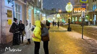 ⁴ᴷ [HDR] RUSSIAN GIRLS 💘 WALK IN THE SNOWFALL ❄️ Evening walk in Moscow along Myasnitskaya street