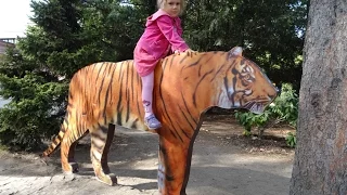 Martynka rozpakowuje #31 jajko Kider Surprise we Wroclawskim Zoo - Afrykarium  w srodku kreciolek