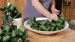 Arranjo de flores de lírios e folhas de aspidistra enroladas