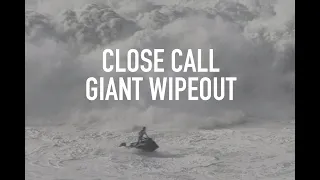 JET SKI RESCUE: Surfer Saves Another - NAZARÉ WIPEOUT [4K]