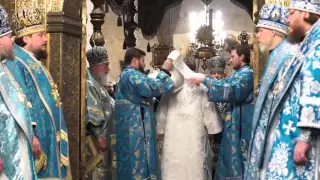 Епископу Тарусскому Серафиму одевают омофор во время хиротонии
