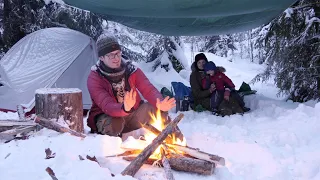 СЕМЬЯ В ЗИМНЕМ ЛЕСУ, СПИМ В ПАЛАТКЕ, МНОГО СНЕГА!