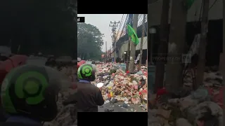 Sampah Menggunung, Jalanan Macet Total