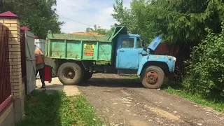 ВОДИТЕЛЬ «АС» НА ЗИЛ е  ПРИВЁЗ НАМ ПЕСОК, ПОМНИТЬ БУДЕМ ДОЛГО.