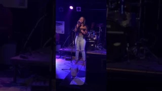 Taylor Avonte singing Love on the brain live