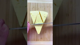 Как красиво нарезать сыр за 30 секунд. Лайфхак из интернета